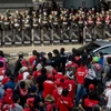 Cảnh sát chống bạo động triển khai để đối phó với những người biểu tình chống chính phủ phe "áo đỏ " tại Bangkok ngày 23/4. (Nguồn: AFP/TTXVN) 