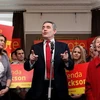 Chủ tịch Công đảng cầm quyền Gordon Brown nói chuyện với người ủng hộ ở London ngày 2/5. (Nguồn: Getty Images)