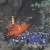 Một buổi biểu diễn trong hang Đầu Gỗ. (Ảnh: TT&VH)