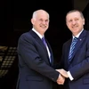 Thủ tướng nước chủ nhà Hy Lạp Papandreou (bên trái) bắt tay với người đồng cấp Thổ Nhĩ Kỳ Erdogan trước buổi hội đàm tại Athens ngày 14/5. (Nguồn: AP)