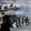 Quân đội Thái bắn súng tại một số đường phố ở Bangkok khi bao vây, gây áp lực buộc "áo đỏ" phải từ bỏ chiến dịch lật đổ Chính phủ. (Nguồn: AFP/TTXVN)