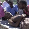 Một dân thường bị thương trong vụ nã đạn cối của phiến quân. (Nguồn: Reuters)