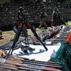 Binh sĩ Pakistan gác bên số vũ khí tịch thu từ các phiến quân tại Tây Bắc nước này. Ảnh minh họa. (Nguồn: AFP/TTXVN) 