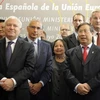 Ngoại trưởng Tây Ban Nha Miguel Angel Moratinos (bên trái) và Bộ trưởng Ngoại giao Phạm Gia Khiêm trong cuộc họp EU-ASEAN ngày 26/5 tại Madrid. (Nguồn: Getty Images)