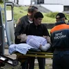 Chuyển một nạn nhân bị thương trong vụ nổ tới bệnh viện cấp cứu. (Nguồn: AFP/TTXVN)