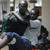 Chuyển nạn nhân vụ nổ tới bệnh viện quốc gia Kenyatta ở Nairobi ngày 13/6. (Nguồn: AFP/ TTXVN)
