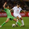 Một tình huống tranh bóng giữa hai cầu thủ của Algeria và Anh trong trận đấu ngày 18/6. (Nguồn: AFP/TTXVN)