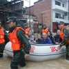 Cảnh sát vũ trang chuyển những người bị mắc kẹt do lũ lụt ở tỉnh Giang Tây hồi tháng Năm năm nay. (Nguồn: THX/TTXVN)