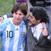 Huấn luyện viên tuyển Argentina Diego Maradona (phải) và tiền đạo Lionel Messi. (Nguồn: AFP/TTXVN) 