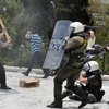 Người biểu tình đụng độ cảnh sát ngày 29/6 tại Athens. (Nguồn: Getty Images)