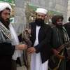 Các chiến binh Taliban giao nộp vũ khí đầu hàng chính quyền. (Nguồn: THX/TTXVN)