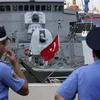 Cảnh sát Ukraine quan sát tàu khu trục nhỏ của Thổ Nhĩ Kỳ trong cuộc tập trận "Gió biển-2010" ngày 12/7. (Nguồn: Reuters)