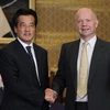 Ngoại trưởng Anh William Hague và người đồng cấp Nhật Bản Katsuya Okada trước khi bắt đầu cuộc họp tại Nhà khách Iikura ở Tokyo ngày 15/7. (Nguồn: Reuters)