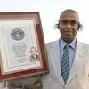 Bajpai và chứng nhận kỷ lục Guinness người có lông tài dài nhất thế giới. (Nguồn: Internet)