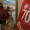 Người dân Mỹ mua sắm tại một cửa hàng giảm giá 70% ở bang Virginia.(Nguồn: AFP/TTXVN)
