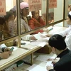 Người dân đến làm thủ tục bảo hiểm y tế tại Bệnh viện đa khoa thành phố Thanh Hóa. (Ảnh: Dương Ngọc/TTXVN)