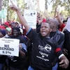 Nhân viên làm việc trong các lĩnh vực dịch vụ công, bao gồm cả những nhà giáo, biểu tình ngày 10/8 tại Pretoria, Nam Phi. (Nguồn: Reuters)