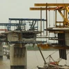 Công nhân Công ty cổ phần xây dựng 11 trong giai đoạn thi công Cầu Khuể. (Ảnh: Anh Tôn/TTXVN)