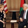Ngoại trưởng Mỹ Hillary Clinton (bên trái) và Tổng thống Mahmoud Abbasat trong cuộc gặp tại Arlington, bang Virginia, Mỹ ngày 31/8.(Nguồn: AFP/TTXVN)