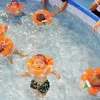 Các em bé Trung Quốc tham dự Cuộc thi bơi dành cho em bé tại Bắc Kinh ngày 11/9. (Nguồn: AFP/TTXVN) 
