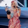 Gaga với bộ váy thịt trong đêm trao giải. (Nguồn: Internet)