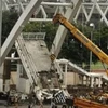 Chiếc cầu dành cho người đi bộ đang xây bên ngoài sân vận động Jawaharlal Nehru cũng mới bị sập hôm qua (21/9). (Nguồn: AP)