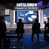 Khách xem phần thuyết minh về sản phẩm của Mitsubishi ở Hội chợ CEATEC tại Chiba, Nhật Bản ngày 5/10. (Nguồn: Reuters)