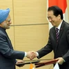 Thủ tướng Nhật và Thủ tướng Ấn Độ trao đổi văn kiện sau lễ ký các hiệp định hợp tác. (Nguồn: AFP/TTXVN)