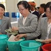 Các nhân viên kiểm phiếu tại điểm bầu cử ở Taunggyi, bang Shan, Myanmar. (Nguồn: AFP/TTXVN)