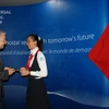 Tổng giám đốc Liên minh Bưu chính thế giới Edouard Dayan trao phần thưởng cho Hiếu Hiền. (Ảnh: PVTTXVN tại Geneve)