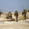Lính Mỹ tuần tra tại Trikh Nawar, phía đông bắc Marjah, Afghanistan. (Nguồn: AFP/TTXVN)