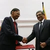 Bộ trưởng ngoại giao Sri Lanka Gamini Lakshman Peiris (bên trái) bắt tay với người đồng cấp Ấn Độ Somanahalli Mallaiah Krishna sau khi hai nước ký Bản ghi nhớ về việc viện trợ phát triển tại Colombo ngày 26/11. (Nguồn: Reuters)