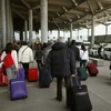 Hành khách mang theo hành lý tại sân bay Pablo Ruiz Picasso ở Malaga, Tây Ban Nha ngày 4/12. (Nguồn: Reuters) 
