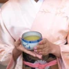 Người phụ nữ Nhật Bản bưng cốc trà xanh. (Nguồn: Getty Image)