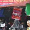 Một cửa hàng bán quần áo tại chợ Tân Thanh. (Ảnh: PV/Vietnam+)