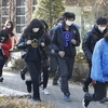 Sinh viên Hàn Quốc chạy về phía hầm trú ẩn trong cuộc diễn tập phòng vệ dân sự tại trung tâm thủ đô Seoul ngày 15/12. (Nguồn: Reuters) 