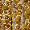Những bông hồng vàng được chế tác tỷ mỷ, công phu. (Nguồn: Xinhua)