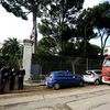 Trước cổng Đại sứ quán Thụy Sĩ tại Rome. (Nguồn: AFP)