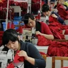 Công nhân may quần áo xuất khẩu sang châu Âu tại nhà máy ở Hợp Phì, tỉnh An Huy, miền Đông Trung Quốc. (Nguồn: AFP/TTXVN)