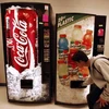 Một sinh viên mua nước uống từ máy bán hàng tự động. Ảnh minh họa. (Nguồn: Getty Images) 