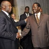 Tổng thống mãn nhiệm Cote d'Ivoire Laurent Gbagbo (bên trái) và Thủ tướng Kenya Raila Odinga tại Abidjan ngày 17/1. (Nguồn: AFP/TTXVN)