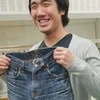 Josh Le và chiếc quần bò "không giặt" của mình. (Nguồn: Internet)