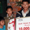 Một hộ nghèo ở Quãng Ngãi được nhận quà dịp Tết. (Ảnh minh họa: Thanh Long/TTXVN)