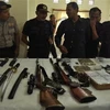 Số vũ khí thu giữ được trong một chiến dịch truy quét của cảnh sát Indonesia ở miền Trung Java. (Nguồn: AP)