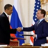 Tổng thống Nga Dmitry Medvedev (phải) và Tổng thống Mỹ Barack Obama sau khi ký hiệp ước mới về hạn chế vũ khí tiến công chiến lược hôm 8/4/2010. (Nguồn: AFP/TTXVN)