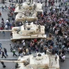 Xe tăng quân đội triển khai tại thủ đô Cairo ngày 29/1 trong khi hàng nghìn người vẫn tiếp tục xuống đường biểu tình chống chính phủ. (Nguồn: AFP/TTXVN)