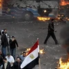 Những người biểu tình đốt xe ôtô tại thành phố cảng Alexandria, Ai Cập. (Nguồn: AFP/TTXVN)
