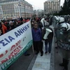 Cảnh sát triển khai để đối phó với những người biểu tình trước tòa nhà Quốc hội ở Athens ngày 15/2. (Nguồn: THX/TTXVN)