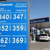 Bảng giá khí gas tại trạm xăng dầu Chevron, San Rafael, California, Mỹ. (Nguồn: AFP/TTXVN)