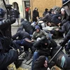 Cảnh sát Croatia đụng độ với người biểu tình ở Zagreb, Croatia ngày 26/2. (Nguồn: AP)